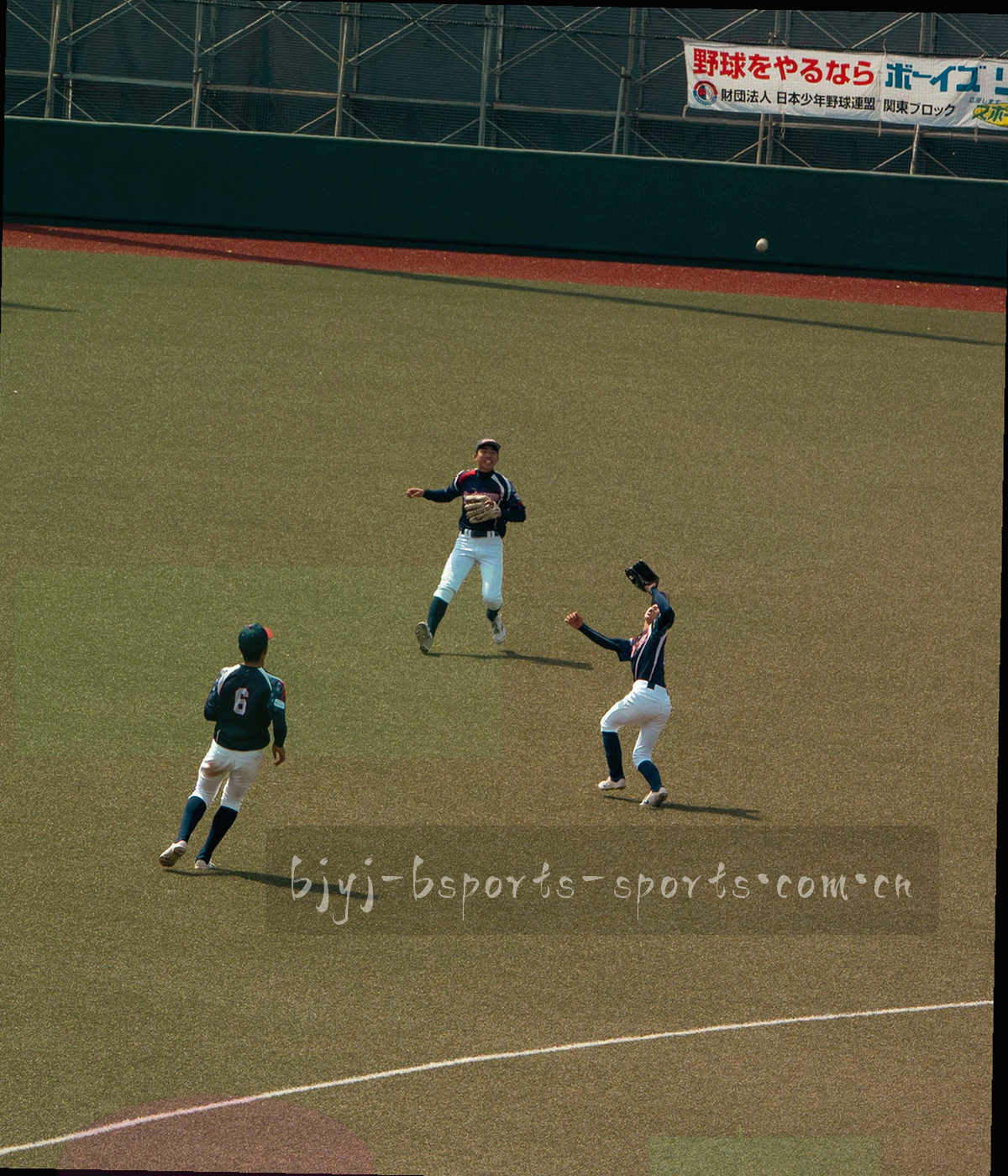 赛场顶灯亮起时形成的光束，叠加抽象联络波纹的信号氛围图